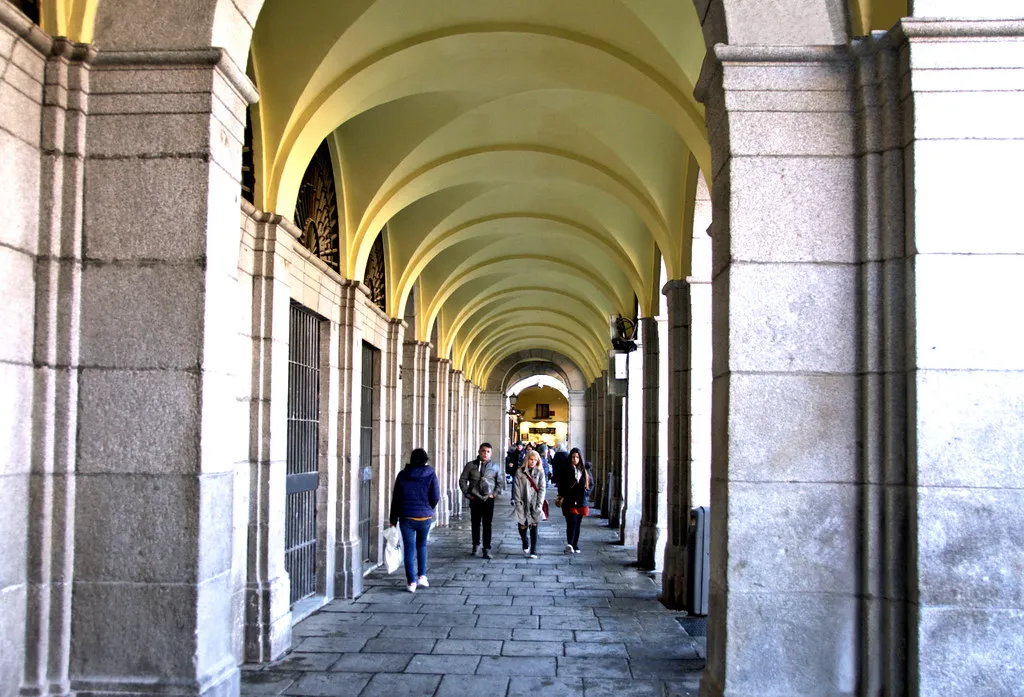 Arcade in one of the buildings next to the plaza